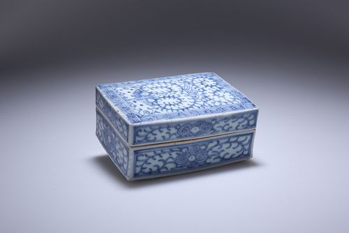 A CHINESE BLUE AND WHITE PORCELAIN BOX, 18TH/19TH CENTURY, rectangular, the