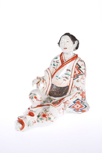 A JAPANESE IMARI FIGURE OF A BIJIN, 17TH/18TH CENTURY, modelled reclining i