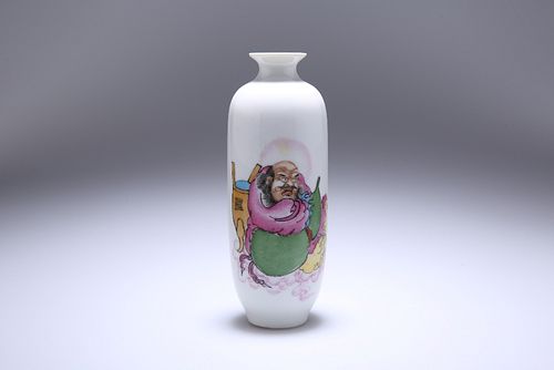 A SMALL CHINESE PORCELAIN VASE, of shouldered ovoid form, decorated with fi