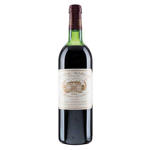 Château Margaux. Cosecha 1982. Grand Vin. Premier Grand Cru Classé. Margaux. Nivel: en la punta del hombro.