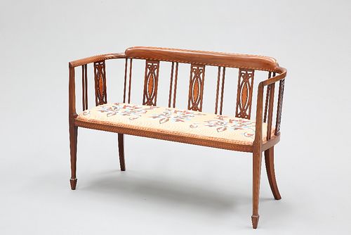 A SMALL EDWARDIAN STRING-INLAID SETTEE, with pierced splats and square-sect
