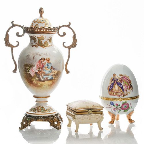 3 DECORATIVE PORCELAIN OBJECTS WITH ROMANTIC SCENES