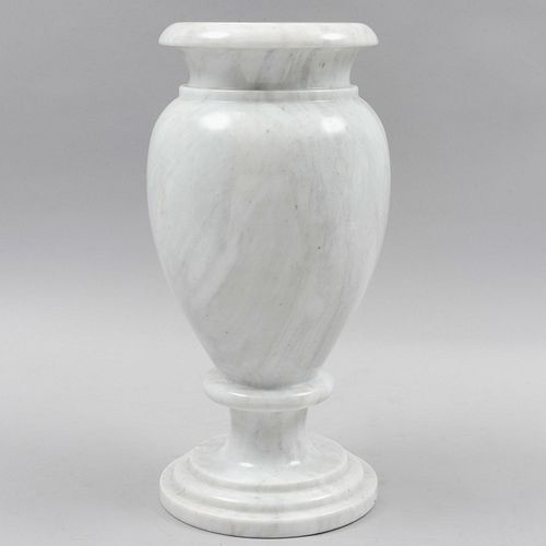 Jarrón. Siglo XX. Elaborado en mármol blanco jaspeado. Con soporte circular tipo zócalo. 40 x 20 cm. Ø