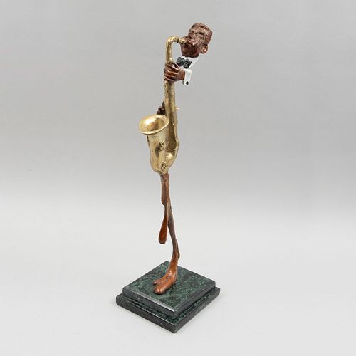 PLUILAR. Saxofonista. Firmado. Fundición en bronce con base de mármol verde alpino. 52 cm de altura