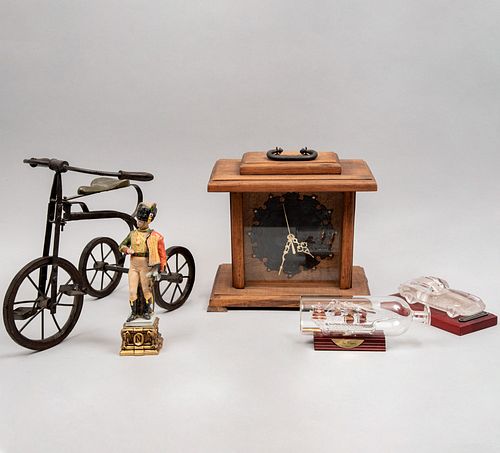 Lote mixto de 6 piezas. Diferentes orígenes, materiales y diseños. Siglo XX. Consta de: reloj de mesa, bicicleta, soldado húsar, otros.