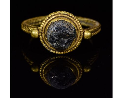 MEDIEVAL GOLD RING WITH CABOCHON