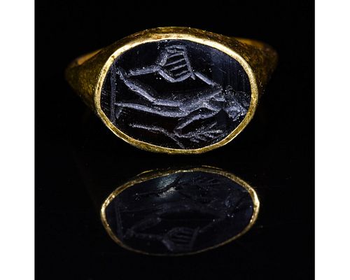 ROMAN GOLD INTAGLIO RING WITH APOLLO KITHAROIDOS