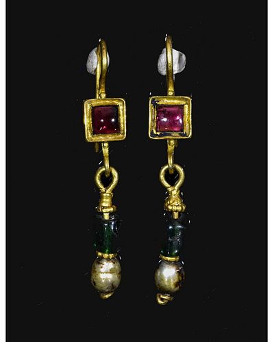 ROMAN GOLD EARRINGS WITH PEARLS, EMERALDS, AND GARNETS.