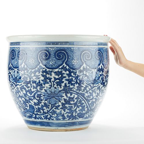 Large 19th c. Chinese Porcelain Fish Bowl or Jard