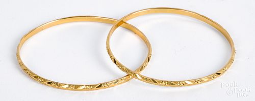 Two high grade gold bangle bracelets, 18.8 dwt.