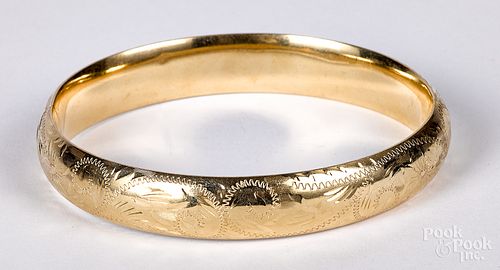 14K gold bangle bracelet, 8.9 dwt.