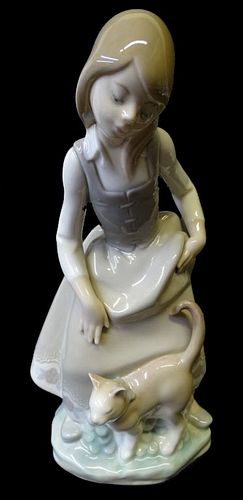 Lladro #1187 Little Girl with Cat