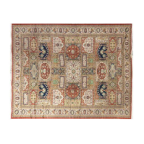 Tapete. Persia. Siglo XX. Diseño casetonado. Elaborado en fibras de lana y algodón. 435 x 299 cm.