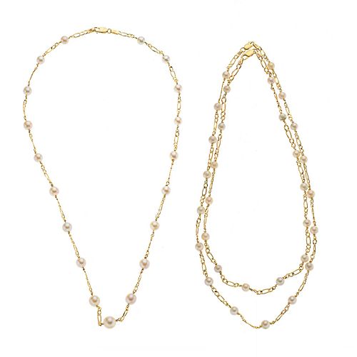 Tres collares con perlas en oro amarillo de 14k. 49 perlas cultivadas de color crema. Eslabón 2 x 1. Peso: 38.0 g.