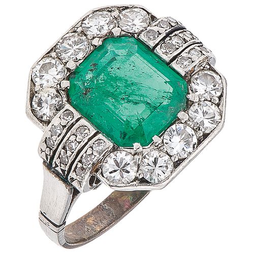 EMERALD AND DIAMONDS RING. 18K AND 10K WHITE GOLD 