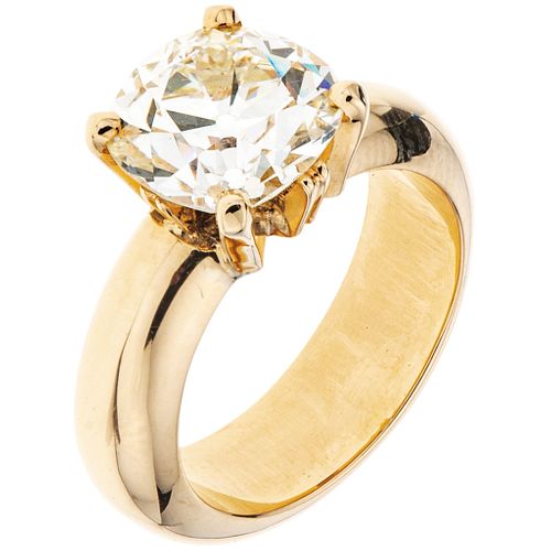 SOLITAIRE DIAMOND RING. 18K YELLOW GOLD