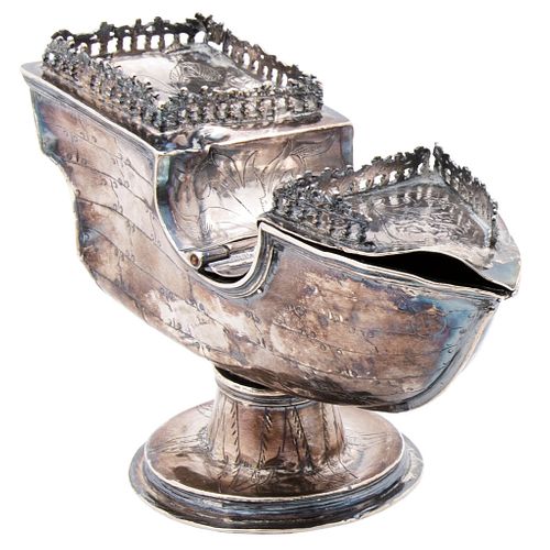 INCENSE BOAT (NAVETA). MEXICO, 16th Century. Silver. With seal of assayer OÑATE, location mark, and quinto real. With cross of the Dominican Order.