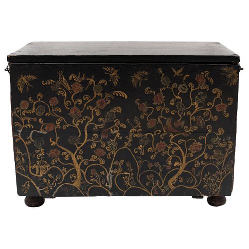 BARGUEÑO DESK, SPAIN, 19th Century. Made in carved, plychrome wood. Decorated with Oriental-style pattern.