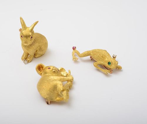 GROUP OF THREE 18K GOLD BROOCHES