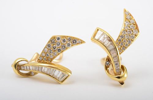 PAIR OF 18K GOLD AND DIAMOND EARCLIPS