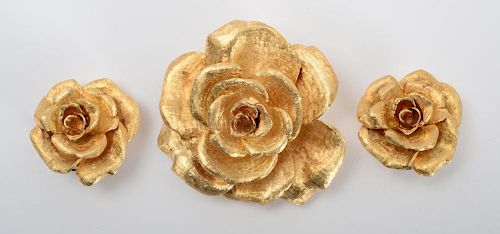 14K GOLD BROOCH AND A PAIR OF 14K GOLD EARCLIPS