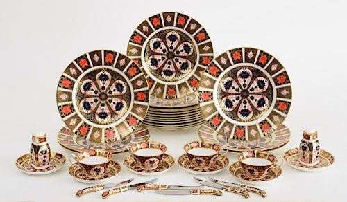 SET OF EIGHTEEN ROYAL CROWN DERBY BONE CHINA DINNER PLATES, FOUR MATCHING TEA CUPS, SIX SAUCERS AND A PAIR OF SHAKERS