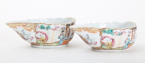 PAIR OF CHINESE EXPORT PORCELAIN ARMORIAL SAUCE BOATS, IN THE MANDARIN PALETTE