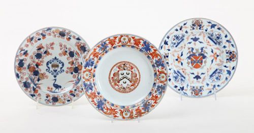 THREE CHINESE EXPORT ARMORIAL PORCELAIN PLATES IN THE IMARI PALLETTE