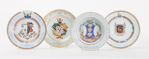 GROUP OF FOUR CHINESE EXPORT FAMILLE VERTE ARMORIAL PORCELAIN PLATES