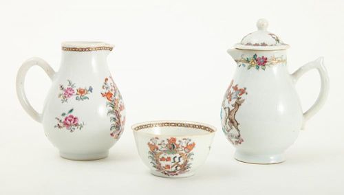 UNUSUAL CHINESE EXPORT FAMILLE ROSE ARMORIAL PORCELAIN CREAMER AND MATCHING TEA BOWL AND A CREAMER AND COVER
