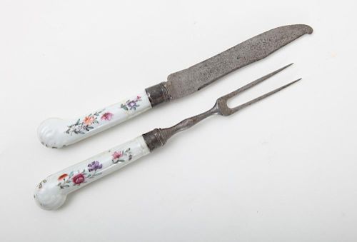 CHINESE EXPORT FAMILLE ROSE CRESTED PORCELAIN PISTOL-HANDLED KNIFE AND FORK