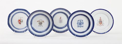 GROUP OF FIVE CHINESE EXPORT BLUE AND WHITE ARMORIAL PORCELAIN PLATES