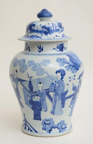 CHINESE BLUE AND WHITE PORCELAIN BALUSTER-FORM JAR AND COVER