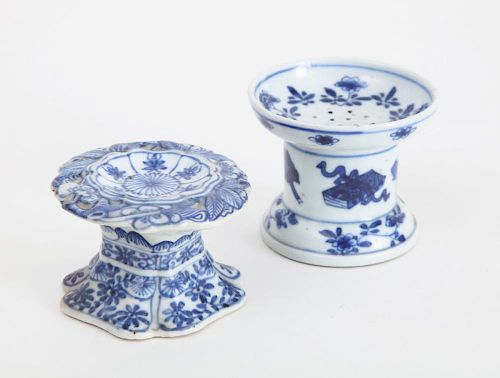 CHINESE BLUE AND WHITE PORCELAIN SANDER AND A BLUE AND WHITE SALT