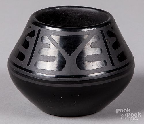 Maria Popovi, San Ildefonso black pottery jar