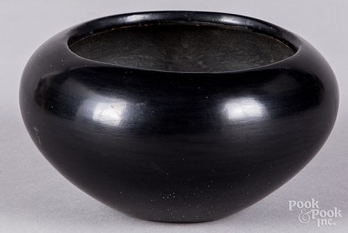 Maria Poveka, San Ildefonso blackware pottery bow