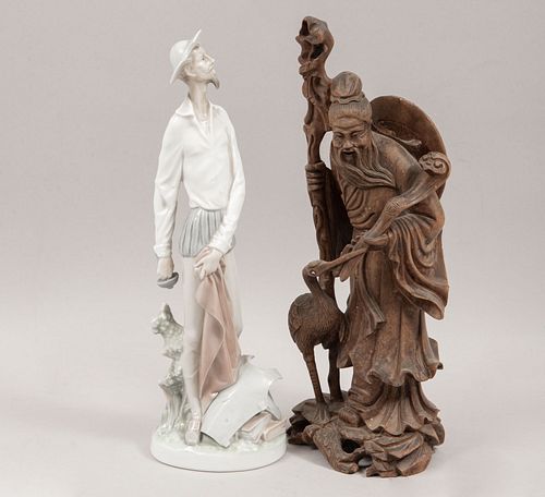 Don Quijote y Han Xiangzi. España y China. Siglo XX. Elaborados en porcelana y talla de madera. Uno acabado brillante.