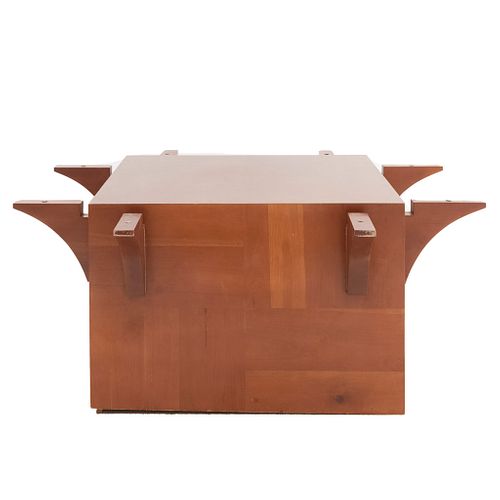 Base para mesa. Siglo XX. Diseño cuadrangular. En talla de madera. Sin cubierta y soporte liso. 73 x 170 x 170 cm.