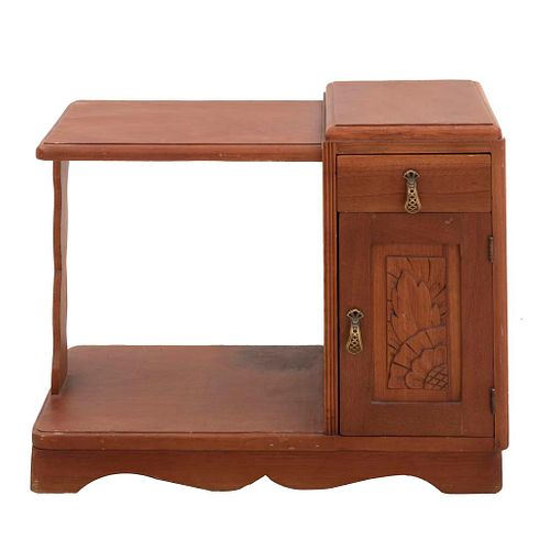 Mueble para télefono. Siglo XX. En talla de madera. Con asiento, entrepaño inferior, cajón y puerta abatible. 61 x 82 x 40 cm.
