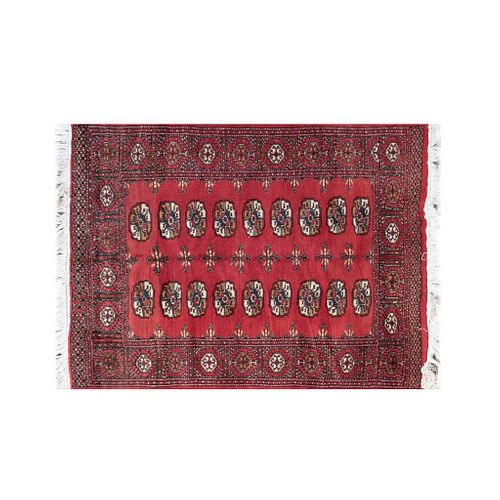 Tapete. Pakistán. SXX. Estilo Boukhara. Anudado a mano en fibras de lana y algodón. Decorado con elementos geométricos. 185 x 125 cm.