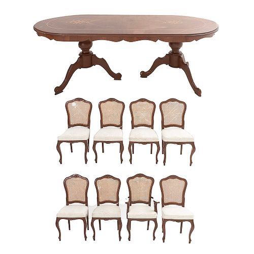 Comedor. Siglo XX. En talla de madera. Consta de: Mesa, sillón y 7 sillas. 78 x 240 x 110 cm.