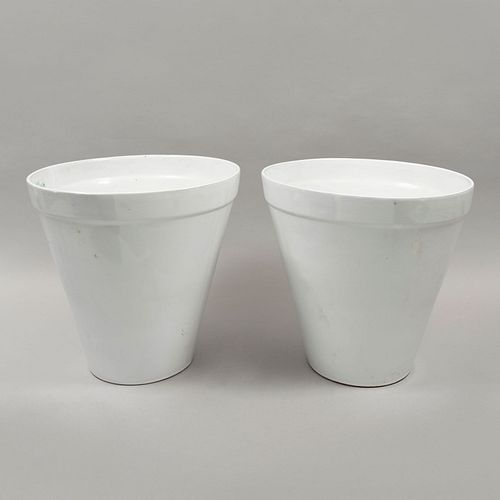 Par de macetas. Siglo XX. Elaboradas en cerámica. Color blanco. 39 x 40 cm. Ø