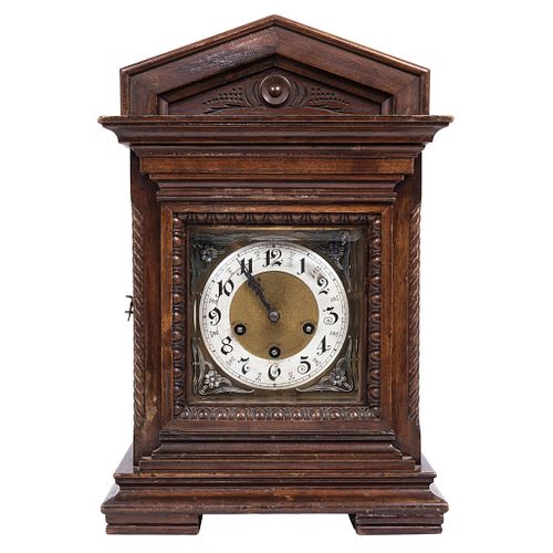 CHIMNEY CLOCK. GERMANY, early 20th Century. Junghans. Carved wood. Rope and pendulum mechanism..