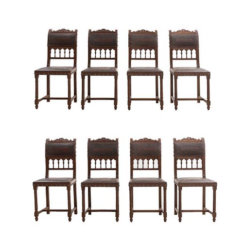 Lote de 8 sillas. Francia. Siglo XX. Estilo Enrique II. En talla de madera de roble. Con respaldos semiabiertos y asientos tipo piel.
