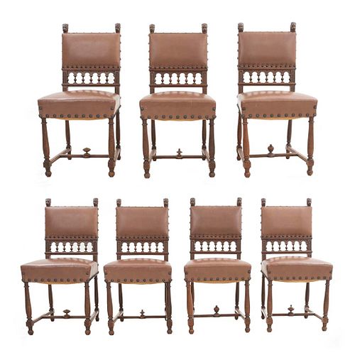 Lote de 7 sillas. Francia. Siglo XX. Estilo Enrique II. En talla de madera de nogal. Con respaldos semiabiertos y asientos en tipo piel