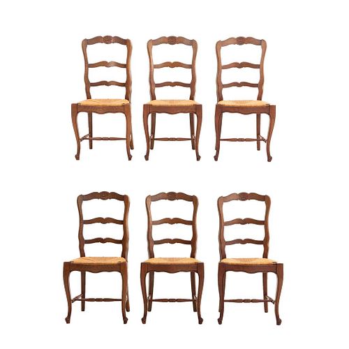 Lote de 6 sillas. Francia. Siglo XX. Estilo Luis XV. En talla de madera de roble. Con respaldos escalonados y asientos de palma tejida.