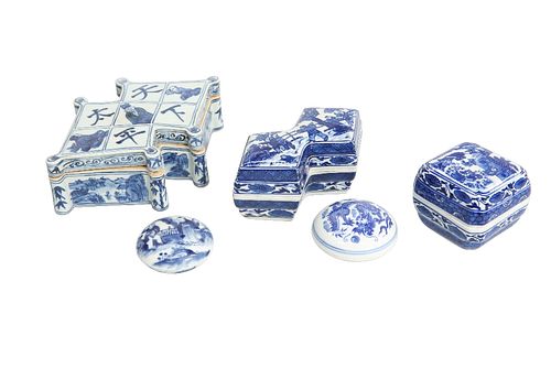 A GROUP OF FIVE CHINESE BLUE AND WHITE PORCELAIN BOXES AND COVERS, includin
