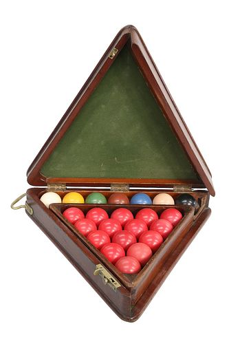 A VINTAGE SNOOKER CARRYING CASE, complete with a contemporary set of Crysta