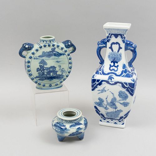 Florero, violetero y depósito. China, siglo XX. Elaborados en cerámica vidriada con motivos en azul cobalto. Piezas: 3