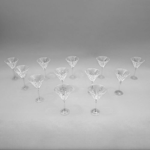Juego de copas martineras. Francia, siglo XX. Elaboradas en cristal prensado. Decoradas con motivos vegetales, fustes lisos. Pz: 12